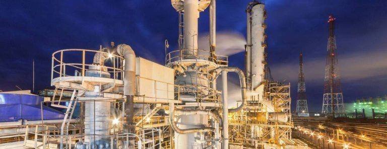 Dies ist eine Chemiefabrik von außen mit Ex-LED Flutlicht